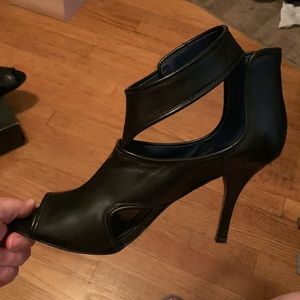 Tahari Lalla Black Heels